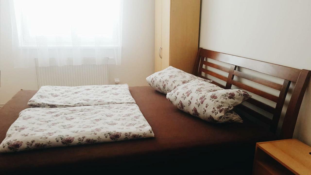 Hotel Pod Vinici Mikulov Esterno foto