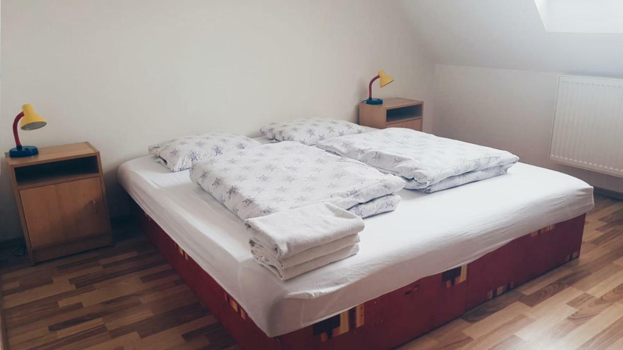 Hotel Pod Vinici Mikulov Esterno foto