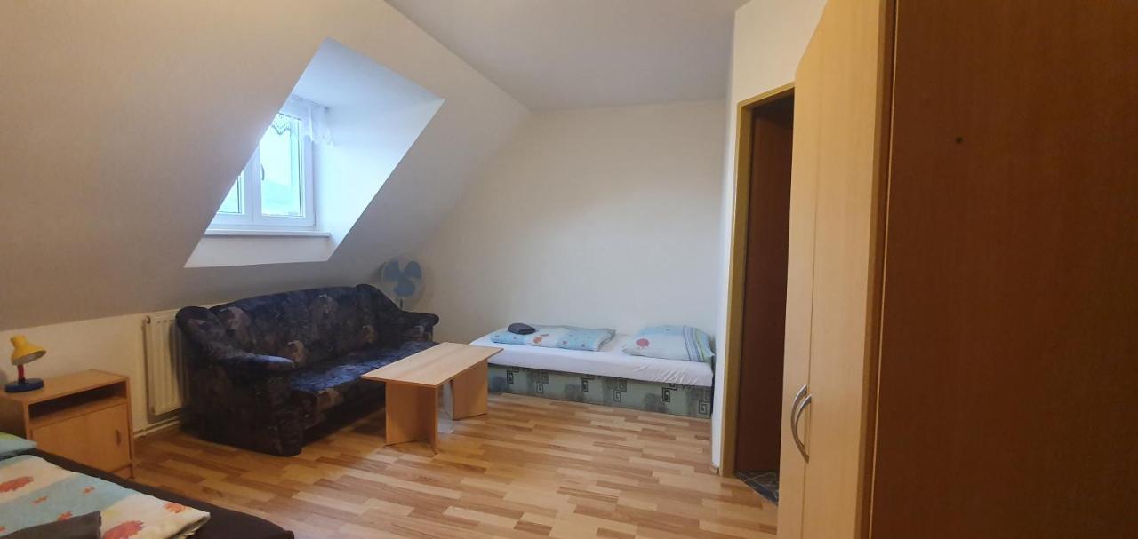 Hotel Pod Vinici Mikulov Esterno foto