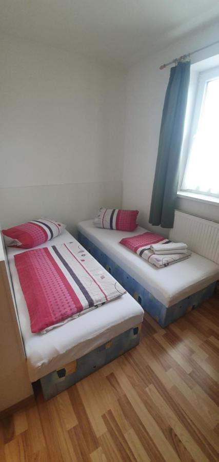 Hotel Pod Vinici Mikulov Esterno foto