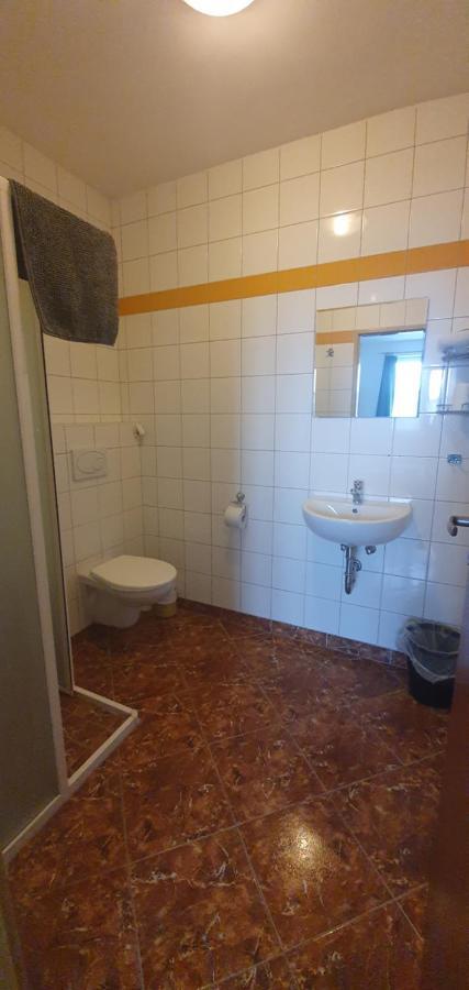 Hotel Pod Vinici Mikulov Esterno foto