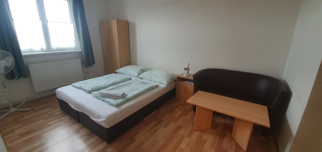 Hotel Pod Vinici Mikulov Esterno foto