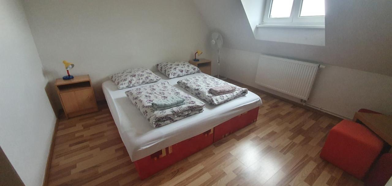 Hotel Pod Vinici Mikulov Esterno foto