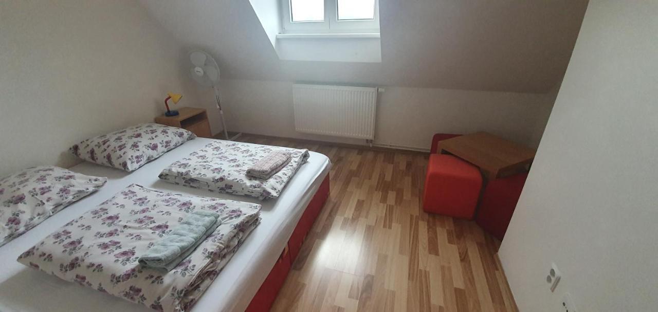 Hotel Pod Vinici Mikulov Esterno foto